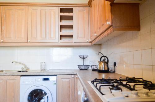 2 Bedroom Flat in Central Edinburghにあるキッチンまたは簡易キッチン