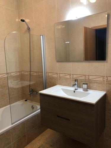 阿爾布費拉的住宿－Holiday Home Salgados，浴室配有盥洗盆和带镜子的淋浴
