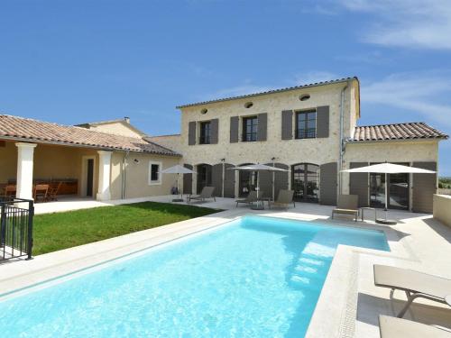 Garrigues-et-Sainte-EulalieにあるVilla in Uz s Garrigues Sainte Eulalie with Poolの家の前のスイミングプール