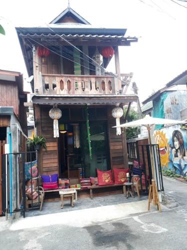 un edificio con sillas coloridas delante en Huen Chiang Man Hostel, en Chiang Mai