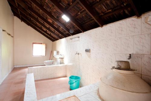 A bathroom at The Blue Mountains Estate Stay