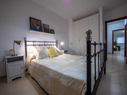 1 dormitorio con 1 cama grande con marco negro en Apartamento nuevo con WiFi, en La Frontera