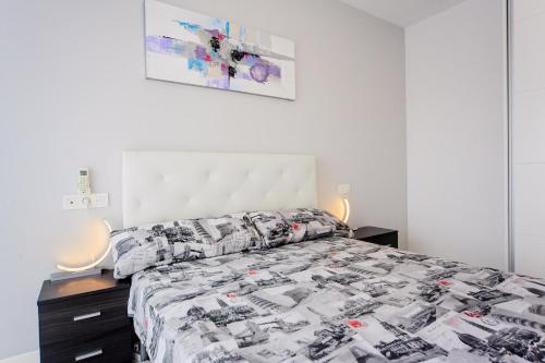 sypialnia z łóżkiem z czarno-białą kołdrą w obiekcie Penthouse 2 bedrooms in Mil Palmeras w mieście Pilar de la Horadada