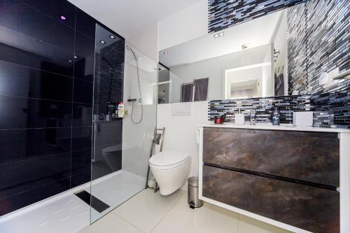 łazienka z prysznicem, toaletą i umywalką w obiekcie Penthouse 2 bedrooms in Mil Palmeras w mieście Pilar de la Horadada