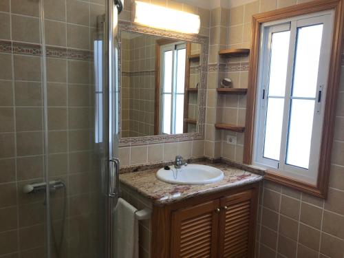 プエルト・デ・ナオスにあるApartamentos El Faroのバスルーム(シンク、鏡、シャワー付)