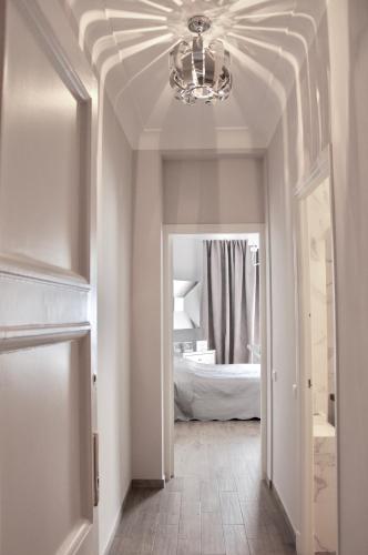 une pièce avec un ventilateur de plafond et une chambre avec un lit dans l'établissement New - cosy & nice Apartment in Palais Miramar, à Cannes