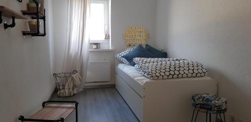 Habitación pequeña con sofá y ventana en Le Bas Rebberg - Face Gare, en Mulhouse