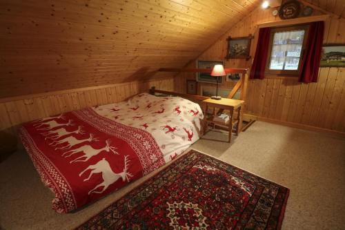 a bedroom with a bed and a table in a cabin at Le P'ti Tzi-Mé in Villars-sur-Ollon