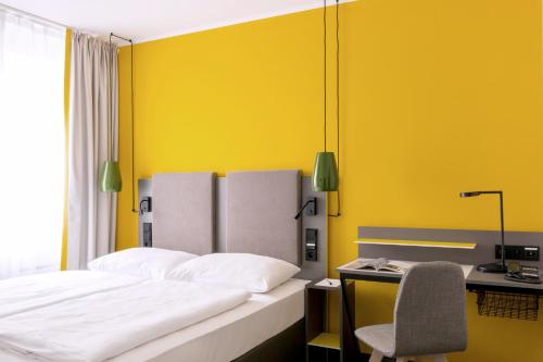 Postel nebo postele na pokoji v ubytování Vienna House Easy by Wyndham Cracow