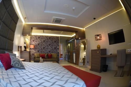 a hotel room with a bed and a television at Hotel Niagara in Catanzaro Lido