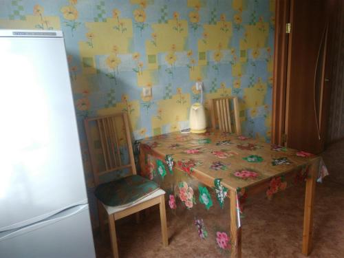ベルツクにあるАпартаменты "Всё рядом" на К. Маркса 22のテーブルと椅子が備わる