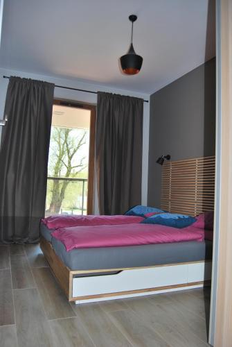 Katil atau katil-katil dalam bilik di Ambar Apartament