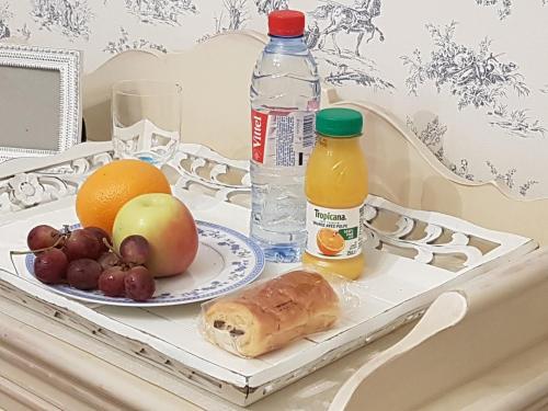 - un plateau de fruits, une bouteille d'eau et du jus de fruits dans l'établissement Chambre chez l'habitant, à Orsay
