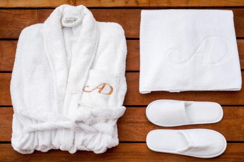 イコー・デ・ロス・ビノスにあるSuperior C: private pool & conciergeの白いセーターと靴とタオル