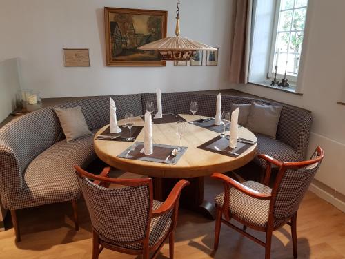 a dining room with a table and chairs at Stüttgens Hotel in Velbert