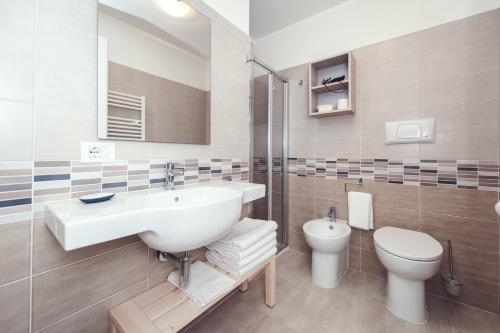 a bathroom with a sink and a toilet at Luccainn in Lucca