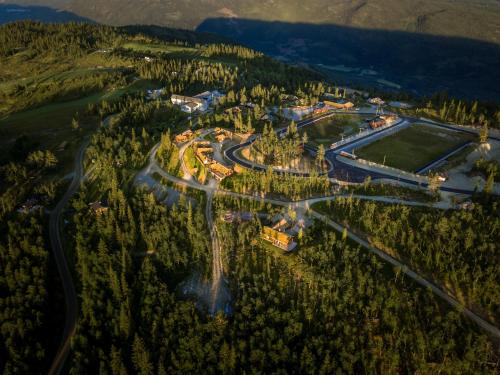 una vista aérea de un complejo en un bosque en Liapark, en Al