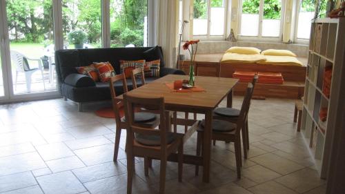 sala de estar con mesa y sofá en Ferienstudio Traunsee, en Gmunden