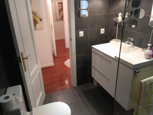 een badkamer met een witte wastafel en een douche bij Bonito piso 4 habitaciones en Bétera in Bétera