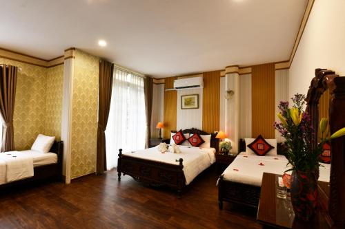 ein Hotelzimmer mit 2 Betten und einem Fenster in der Unterkunft Ibiz City Hotel in Hanoi