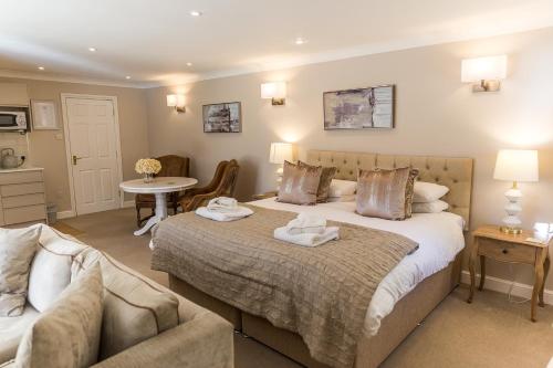 pokój hotelowy z łóżkiem i kanapą w obiekcie Cricket Field House w mieście Salisbury