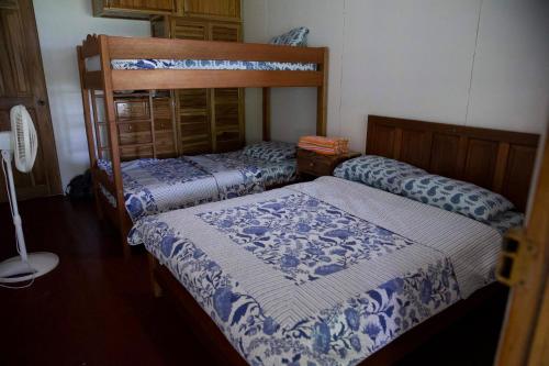 two beds sitting next to each other in a room at Hospedaje Yarisnori in Bocas del Toro
