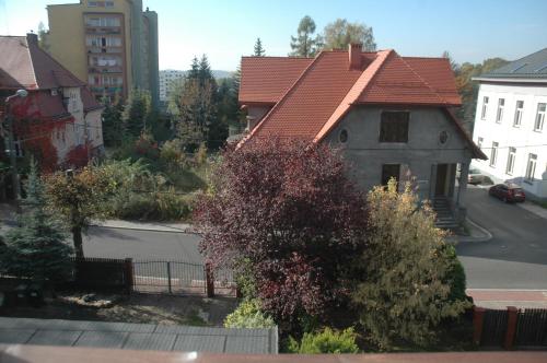 Noclegi Jaworzno في يافورجنو: منزل بسقف احمر على شارع