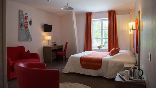 um quarto de hotel com uma cama e uma cadeira vermelha em Logis Hôtel De France em Domfront