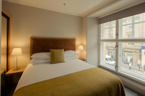 Ένα ή περισσότερα κρεβάτια σε δωμάτιο στο PREMIER SUITES PLUS Glasgow George Square