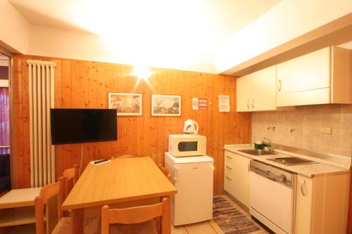 A kitchen or kitchenette at Sole Alto Appartamenti Montana