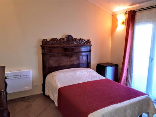 穆爾洛的住宿－Alba Chiara，一间卧室配有一张大床和木制床头板