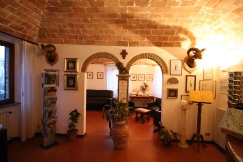 a living room with an archway and a brick wall at Villa Nencini in Volterra