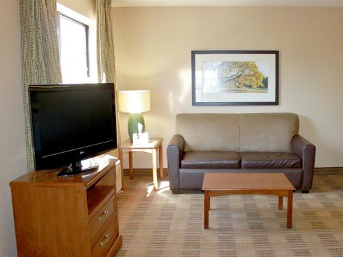 Телевизор и/или развлекательный центр в Extended Stay America Suites - Kansas City - Airport - Tiffany Springs