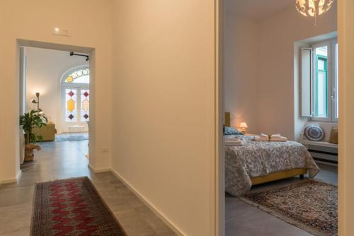 ein Schlafzimmer mit einem Bett und einem Flur in der Unterkunft Nonna Vittoria Apartment in Salerno