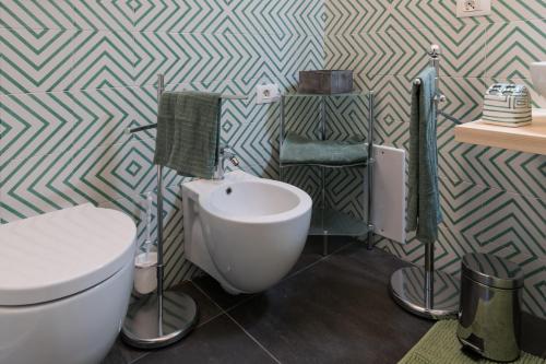 een badkamer met een toilet en een wastafel bij Nonna Vittoria Apartment in Salerno