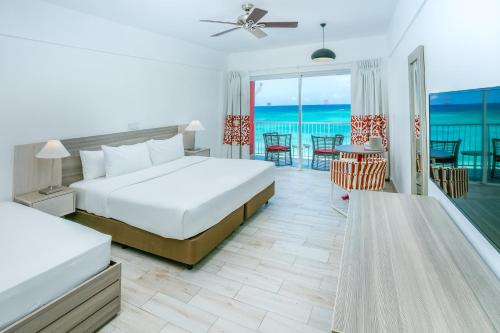 Ένα ή περισσότερα κρεβάτια σε δωμάτιο στο Royal Decameron Cornwall Beach - All Inclusive