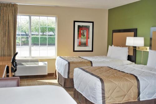 孟菲斯的住宿－孟菲斯楊樹大道美國長住酒店，酒店客房设有两张床和窗户。