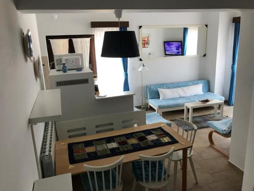 uma cozinha e sala de estar com um fogão e uma mesa em Villa Betiga em Mednjan