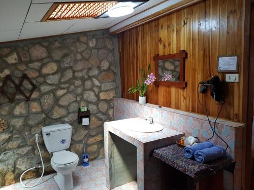 Kupaonica u objektu Thongbay Guesthouse