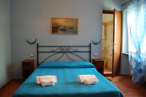 Un pat sau paturi într-o cameră la Mariani Bed&Breakfast
