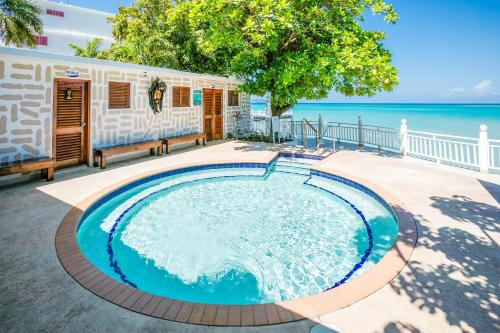 Royal Decameron Montego Beach Resort - All Inclusive tesisinde veya buraya yakın yüzme havuzu