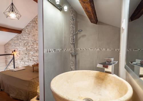 une baignoire dans une salle de bain avec douche dans l'établissement Loft de standing Cannes, à Cannes