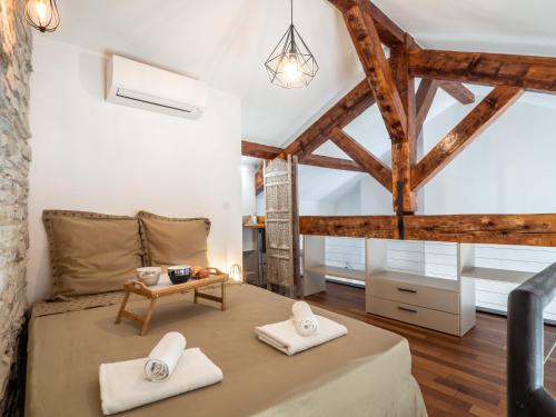 - une chambre avec un grand lit et 2 serviettes dans l'établissement Loft de standing Cannes, à Cannes