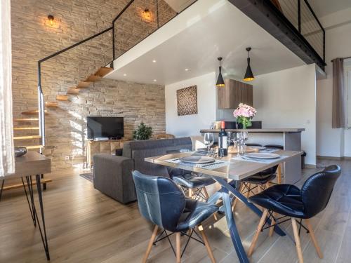 une salle à manger et un salon avec une table et des chaises dans l'établissement Loft de standing Cannes, à Cannes