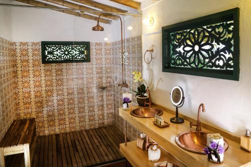 a bathroom with a wooden sink and a mirror at Hacienda Bambusa in El Caimo