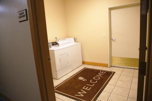 A kitchen or kitchenette at Country Inn & Suites by Radisson, Bloomington-Normal West, IL