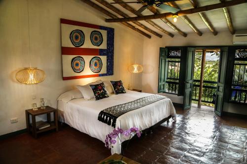 1 dormitorio con 1 cama grande en una habitación en Hacienda Bambusa en El Caimo