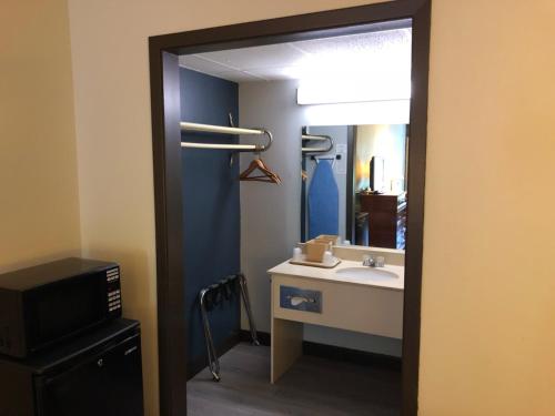ein Bad mit einem Waschbecken und einem Spiegel in der Unterkunft Springfield Inn TN in Springfield
