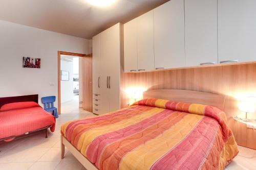 una camera con un grande letto e una visiera rossa da letto di Priuli Canal View a Venezia