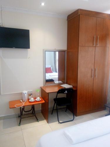 Ένα ή περισσότερα κρεβάτια σε δωμάτιο στο Eros Guest Inn